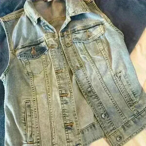 ❤️5/$25❤️ Jean jacket/vest